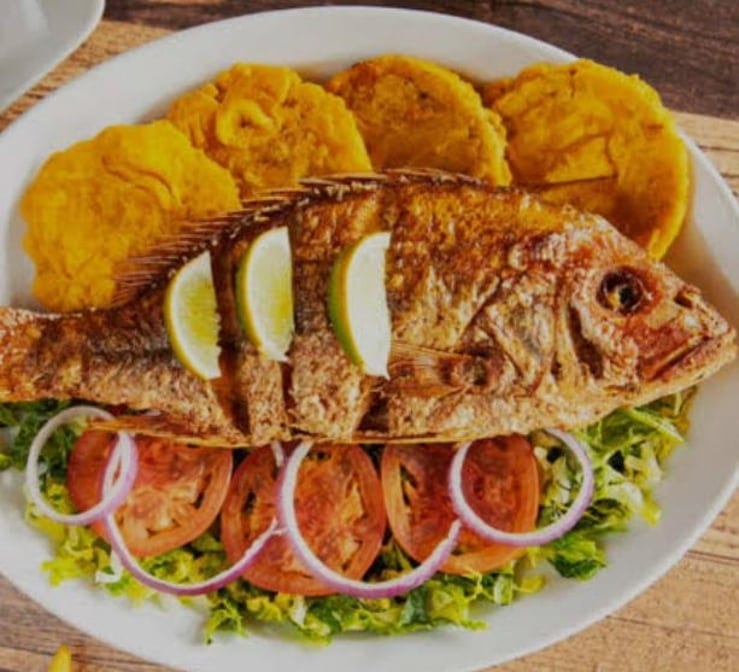 Pescado Entero Con Tostones/fried Fish Tostones.