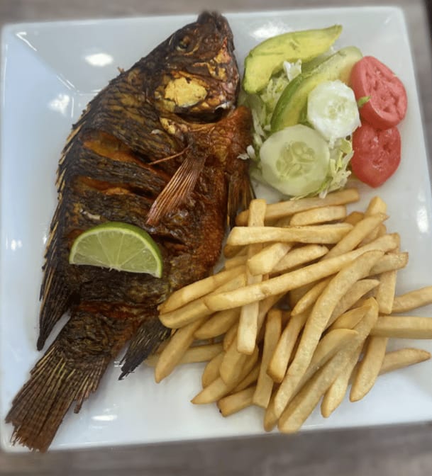 Pescado Frito Con Papas Fritas Y Ensalada Verde.