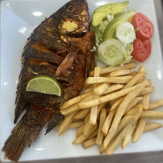 Pescado Frito Con Papas Fritas Y Ensalada Verde