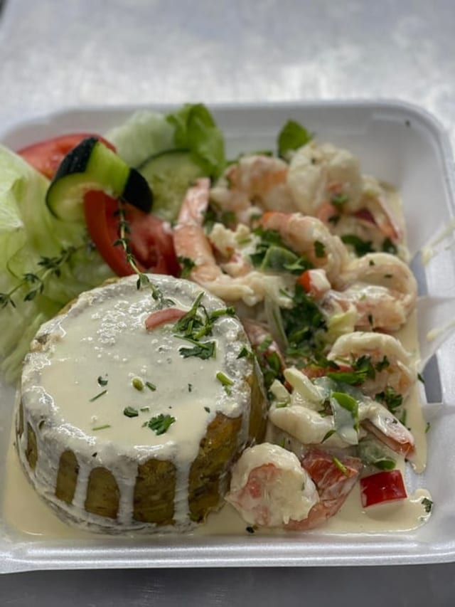 Mofongo Con Camarones En Salsa Roja.